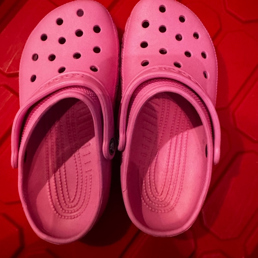 CROCS Men’s 5 Women’s 7 Classic Fushia Clogs Waterproof Beach Outdoor Breathable
